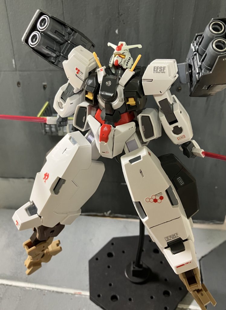 タネ割れしましたこのポーズ。明らかにエースパイロットが搭乗してるオーラを醸し出しています。