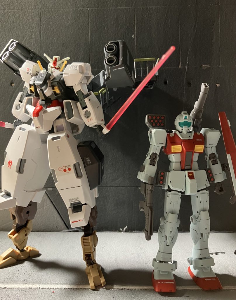 ジムと比較。ローゼン・ズールと同等の大きさ!満足できるHGのサイズで気に入ってます。きしょくするつもりだったのにかっこよく見えてきました。CHICKENガンダムの難点は第三関節が逆に曲がってしまう所デス…フラミンゴの足的な、鳥足ィ😭