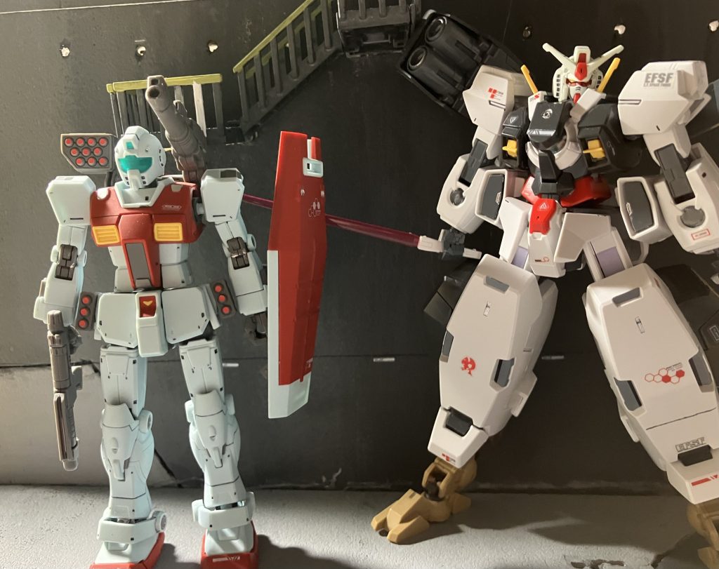 逆にそれを生かしてみました。鳥足を利用することで、それは向かってきた敵に機体の大きさを誤認させること。足を曲げるとジムの身長に近づくことができました!w