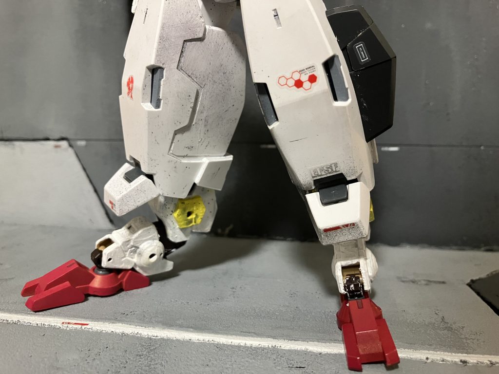 足曲げので機体の大きさを誤認させる