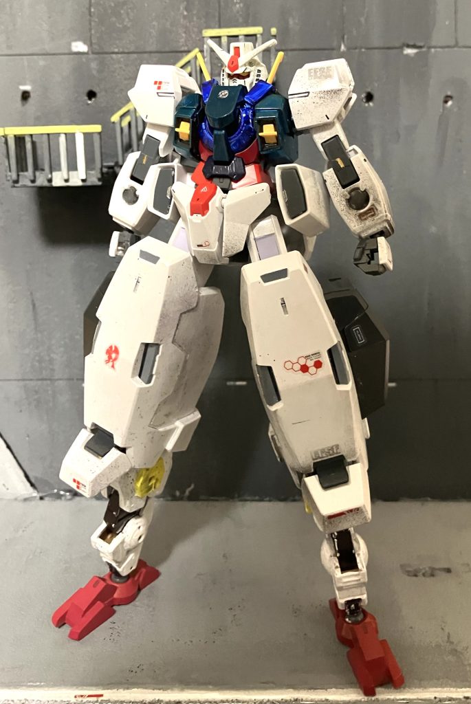 RX78-2のように、CHICKENガンダムは02としてトリコロールカラーにしてみました。所々にリアルタッチマーカーを噴射させています。これが下手くそすぎて、グラデ的なやつを考えていたのですが、ワンタッチアクションのエアブラシが威力強すぎて…。