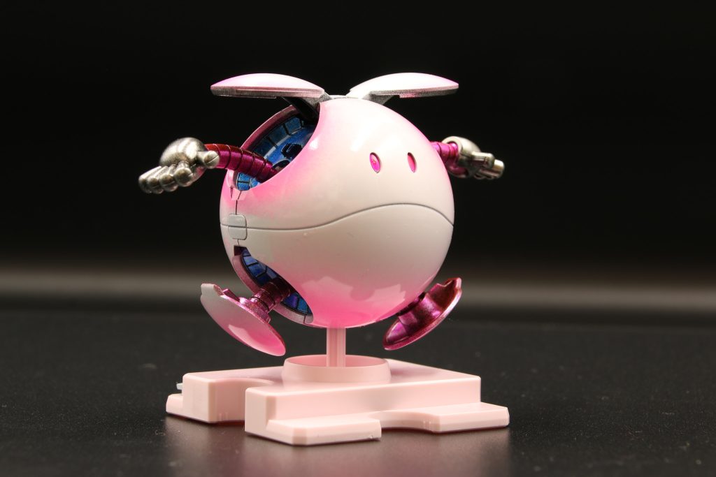 外装はクールホワイトピンクは蛍光ピンク手足の内部はクリアブルー手と内部フレームはスターブライトシャンパンゴールドです全てグレーサフ、黒、を下地としてます手と内部フレーム以外は黒の上にシルバーを塗ってピンクとブルーはキャンディ塗装としてます