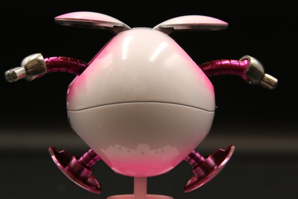 白を丁寧に塗っても蛍光ピンクは塗ってる最中から滲み出てきてました今キュベレイ作ってるんですがそのテスト塗装の意味もあってハマーン様カラーの配色となってます
