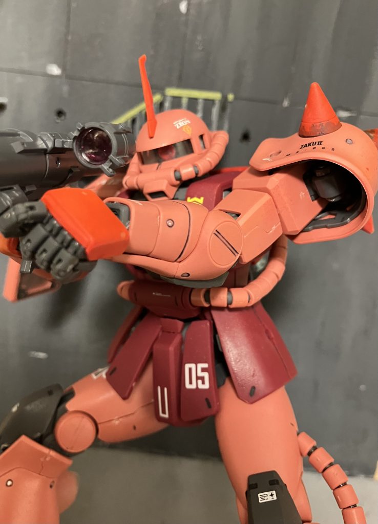 良いアングルが見つからなかったのですが、顔が一番見えるこのポーズでバズーカ発射‼︎ガルマ、私の手向けだ。シャアザク作ると、このシーンのジオラマ作りたくなりますねー