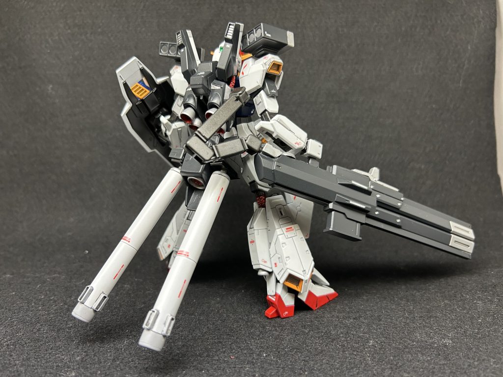 青年は喜び勇んで「ガンダム」のパーツを手当たり次第持ち帰り,自身が売らずに集めていたパーツと合わせて自らの「ガンダム」を作り上げた。それがこの「ガンダムMk-ⅡⅡ」なのである……。といった感じの脳内設定です。