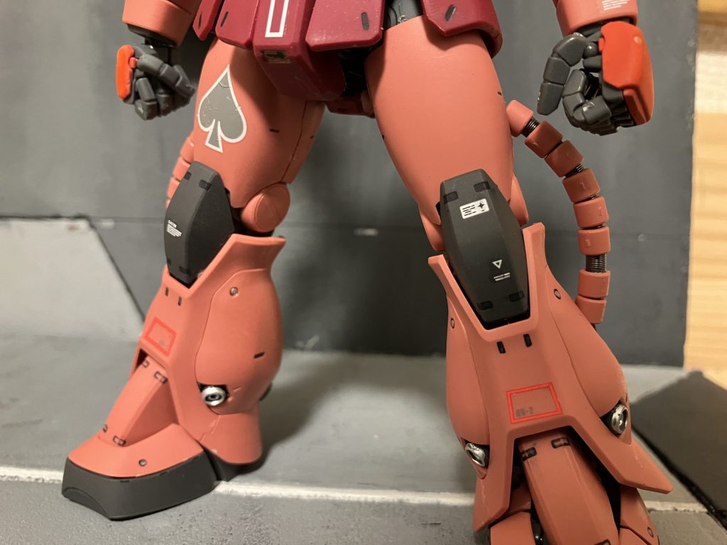 水転写デカールは下半身が一番気に入っております。クローバーと足首らへんの赤囲い四角がむっちゃカッコいい〜　HG用のデカールやのに、MGピッタリなのはホンマに嬉しい限りです！