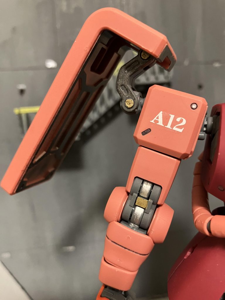 肩と盾の付け根をガンメタとゴールドで塗装。シンプルだけど、カッコいい(*^^*)