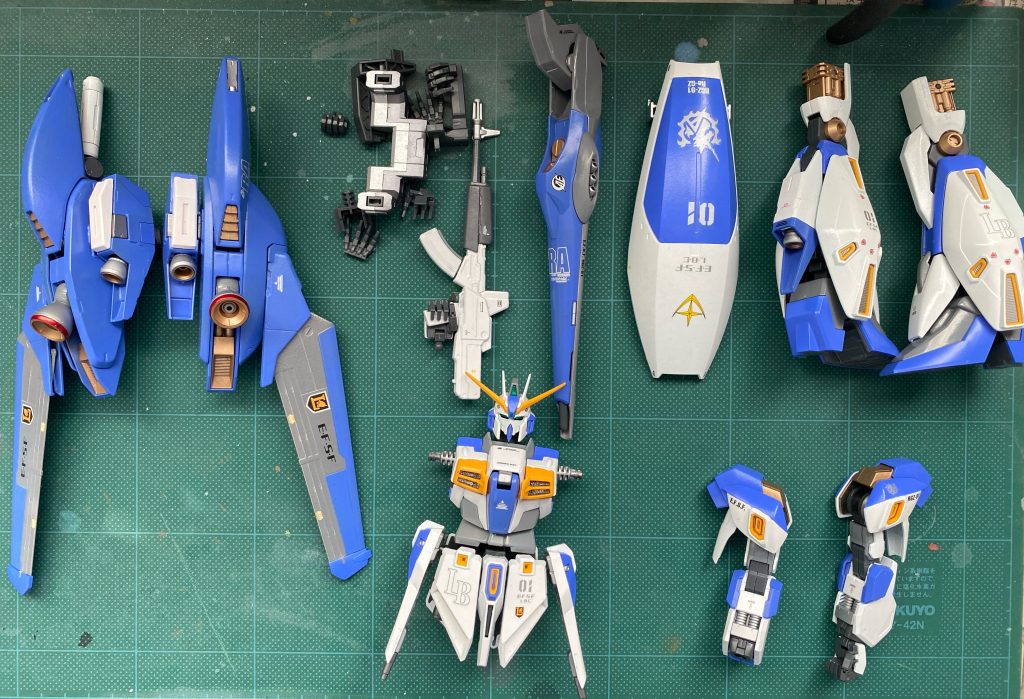 デカール貼り付け！キットのデカールの他MG Hiνガンダムの水転写デカールを貼り付け！本当は赤のコーションデカールも沢山貼ってVer Kaっぽくしようと思いましたが、断念！