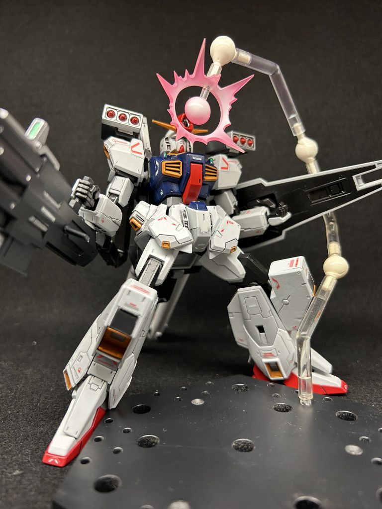 ポーズ5頭部ハイメガキャノンの発射ポーズ。元パーツはHGのZZ……ではなくジェガンブラストマスターの頭部。エフェクトはリボルテックのリニューアルゲッター1の物を使用。元がZZ用の装備なので,Mk-Ⅱ本体のジェネレーターのほぼ全出力を使用してようやく1発撃てる最後の切り札です。ここまで見てくださりありがとうございました。久しぶりにミキシングしましたが,やっぱり色々なパーツを組み合わせて自分のガンプラを作るのは楽しいですね。次は積んでたV2ABかガンダムローズ,この前買ったモビルバクゥでも作ろうと思います。