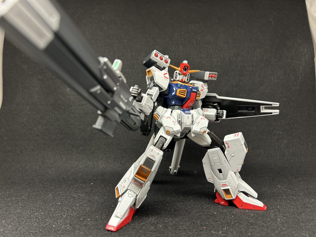 ポーズ1右手の武器は,青年がいつか自分のMSを作ったときに持たせることを考えて自作していた武器という設定。上の銃口からはビーム,下の銃口からは榴弾を発射できる複合兵装です。ビームの出力は変更できますが,あまり高出力にしすぎるとジェネレーターが焼き切れてしまいます。ちなみに武装に電力を回しすぎて本体の稼働に影響が出る事のないよう,Mk-Ⅱ本体のジェネレーターは全て武器に回し,本体は足ごと移植したZガンダムのジェネレーターで動かしています。
