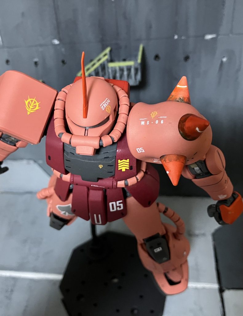 川口名人がいつか言っていました。軍のマークは肩の上に貼ると。なんか宇宙とかで機体が迫ってくる時に、上から見た時に何軍のマークかわからせるためらしいです。へー！と思ったので採用させてもらいました