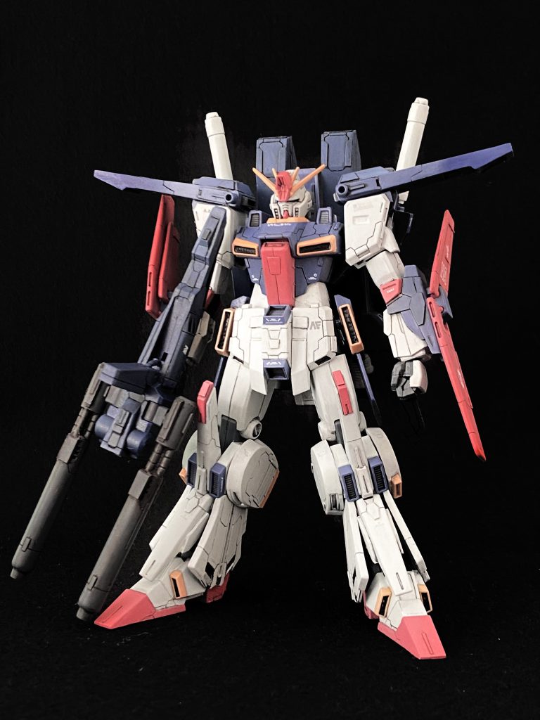 こちらは本体の強化型ZZガンダムです。HGUCのノーマルなZZをベースに、強化型の特徴となる部分については旧キットフルアーマーZZ(以下旧キット)で再現されている部分は流用し、旧キットでも再現されていなかったり流用が難しいところはプラ板等で自作しました。その他本体の加工箇所は、①頭部形状②マスク位置③肘関節④股関節位置⑤ふくらはぎ幅増し⑥ディテール追加 ⑦増加装甲装着のためのネオジム磁石やホチキス針の内蔵 などです。肘については、ガワラ曲げが出来る事が自慢です笑