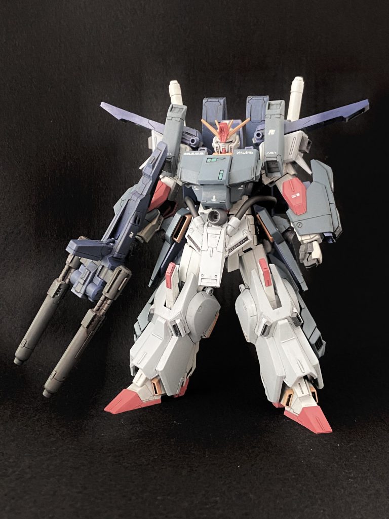 ハイパーメガカノンを携行しない、ZZ劇中に近い姿も再現可能です。バックパックのミサイルポッドを脱着可能にして、自作したカノン基部と差し替えることで、本形態とカノンを携行した状態とで切替えられます。