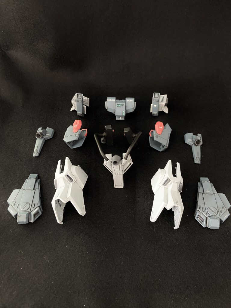 増加装甲は設定画と比べ形状が簡略化されていた胴体・脚部装甲は大幅に加工したほか、脱着を容易にするため新たに分割箇所を設けました。画像では分かりにくいですが、ZZ本体の白は劇中のようにグリーンっぽい白を、増加装甲の白はブルーっぽい白を調色して塗装し別パーツ感を出すことを意図しました。