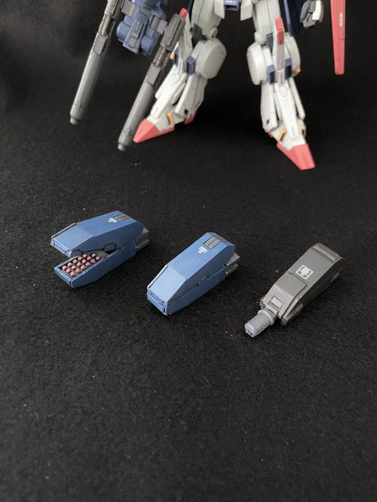 上記のミサイルポッドとカノン基部です。これらもネオジム磁石で半固定するほか、バックパック側に設けた突起がこれらの溝にスライドインする構造にして、カノンをぶれずに装着できるようにしています。元々この脱着のみを可能にするつもりで、フルアーマー形態の固定にしようと考えていたのですが、本体の工作をしているうちに強化型としても再現できるようにしたくなり、つい欲目をかいてしまいました笑