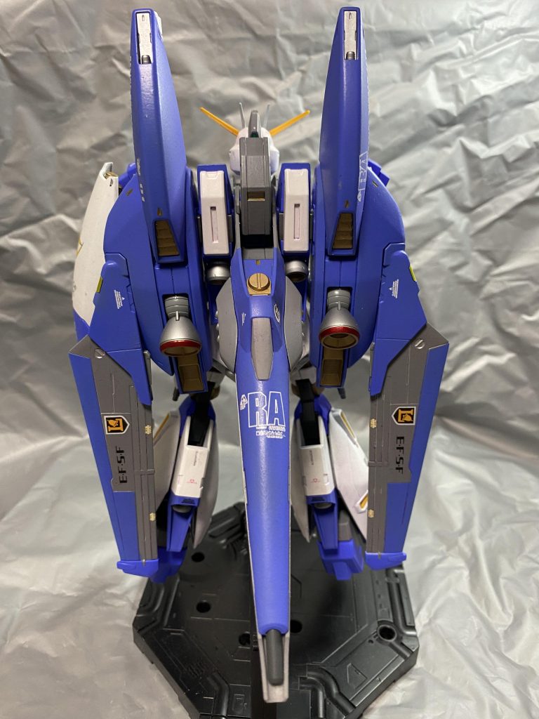 赤ランナーを白スプレー塗装したらパーツの色が透けて透けて中々色が変わりません！