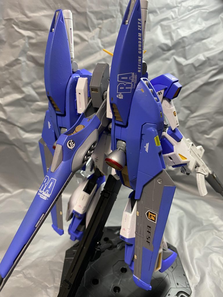 スプレー塗装で塗膜が厚くなったからか、基本的に古いキットだからかわかりませんが、組んでいくのが中々大変でした。申し訳ないですがリガズィカスタムが嫌いになる寸前でした。