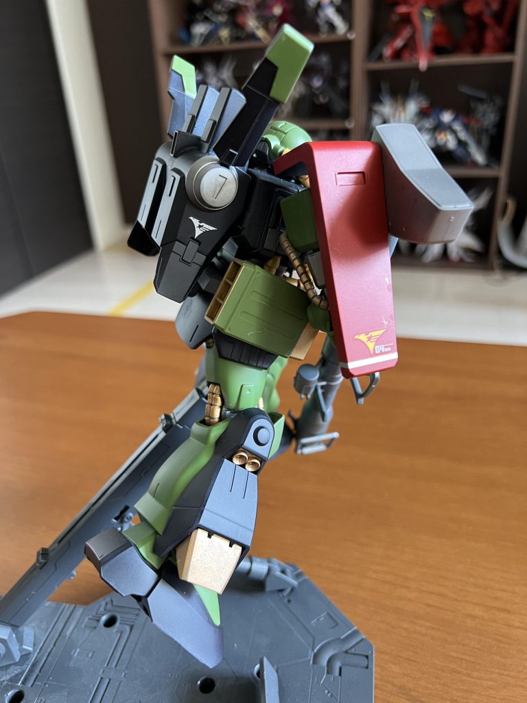 アピールポイント2なるべく元の配色を活かした塗装。→コンセプト通り、なるべく元の配色を活かして塗装を行いました。ハイザックの魅力は普通のザクよりちょっとだけ黄緑が強いカラーリングだと思っているので、派手にならない程度に色を調整してます。(この色好き。)また、胴体部分は真っ黒ではなく少し青が混ざった色で塗装してます。この色とパイプ部分の金色がなかなか相性よくて好きです。