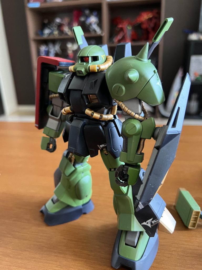 アピールポイント3胴体・頭部部分のパイプの換装パイプ部分が元のキットだとイメージに合わなかったのと、昔見た「百円ショップのアイロンビーズを使うとパイプっぽくなる」という情報をもとに、パイプ部分をアイロンビーズに換装しました。それっぽくなって好きです。なんかゴツいので。