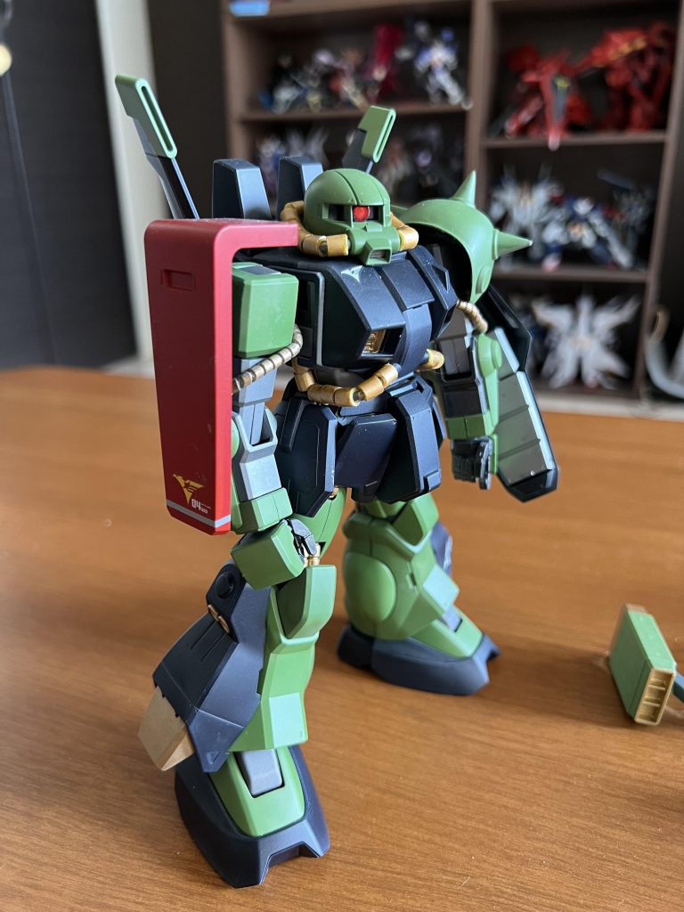 アピールポイント1向かって左肩のシールド→元々のハイザックの色合いも大好きなのですが、「せっかく塗るなら…ちょっと奇抜な色に」と思いたち、目立つ赤色にしてみました。また、シールド下部のラインデカールとエンブレムデカールがカッコよく配置できてお気に入りです。