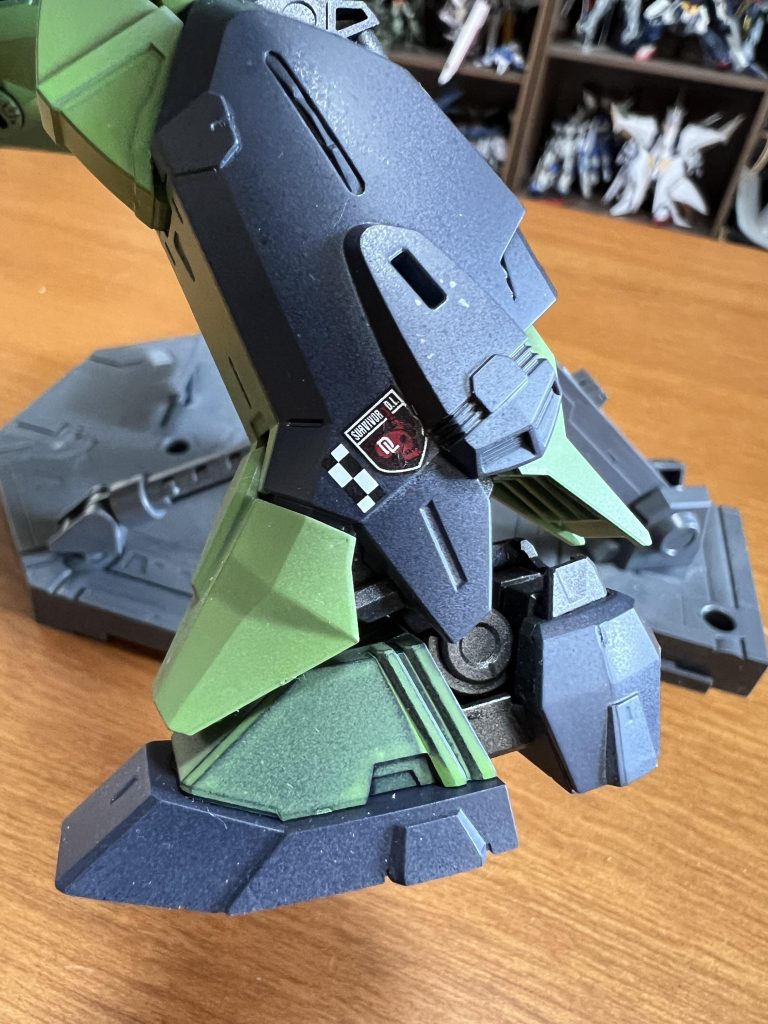 デカールの話続き。向かって右足のアーマーにつけたデカールがお気に入り。確かサンダーボルト系列のデカールだった。これをつけるだけでコンセプトの「ちょっと強めな量産機」っぽくなる(気がします。)