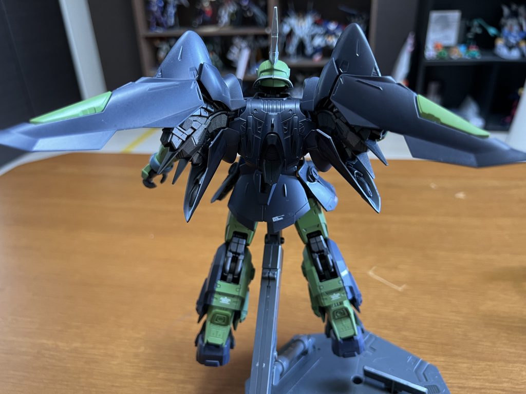 後ろから。やっぱハイザックカラーってかっこいい。フレーム部分は黒鉄色とかを混ぜくった色で塗装しましたが、無骨さが出て良い感じ。