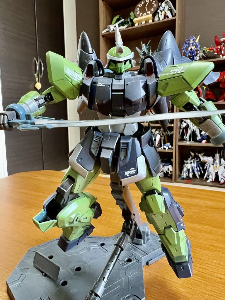 アピールポイント1デカールの配置前のハイザックと同じく、左上から右下にかけてデカールを配置してます。この配置なら目線が自然に動くので、スッキリ。※デカールはRGフォースインパルス用のデカールを採用してます。かっこいいものを使っただけなのでもしかしたらモビルジンと関係ないデカールかもしれないです…まぁかっこいいからヨシ!