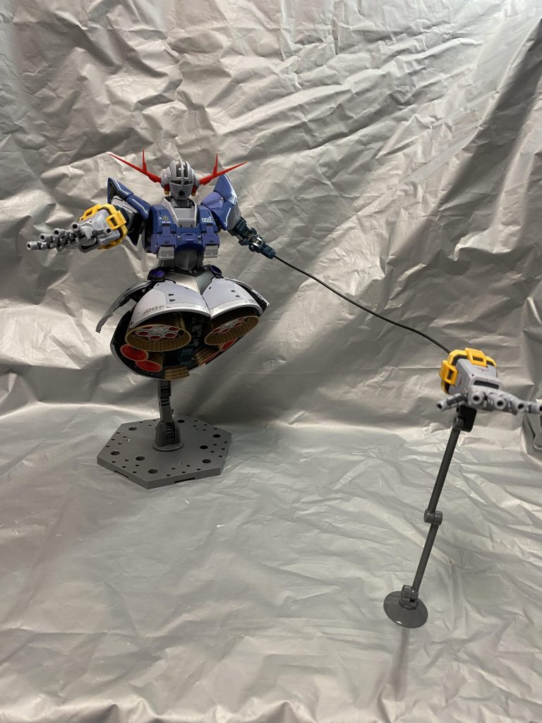 有線サイコミュで攻撃態勢!昔の1/144にはシャープペンの芯みたいな鉄棒が入っていた様な気がする。