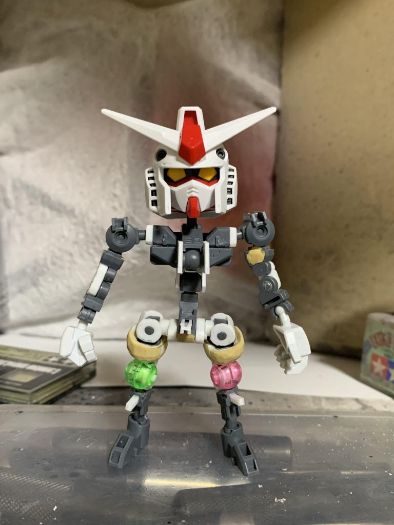 頭部はSDCS78ガンダムがベースです。肩幅増し加工、仰け反りギミック、ひじ二重関節、ひざ三重関節、左右独立可動股関節を仕込んだCSフレームを内蔵しています。