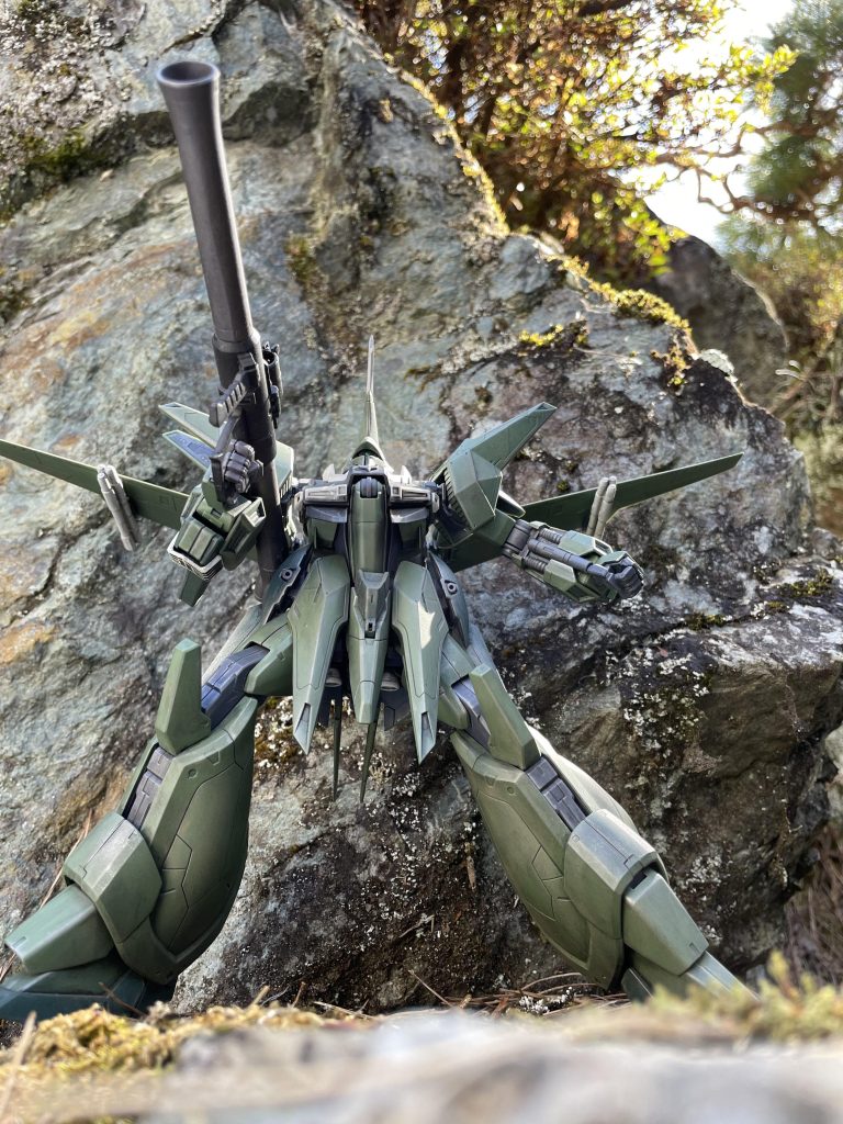 武器はザクのバズーカであり、ミサイル含めて実弾メインの武装