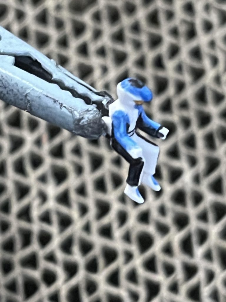 パイロットスーツの塗装。クリアパーツを使っているところがあるのでチラ見えするかとも思いましたが、ハッチを開けないと、まず見えません。