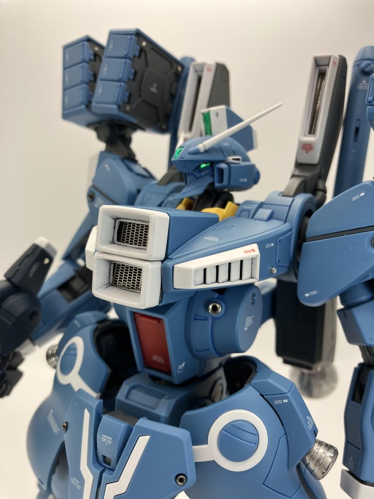 首は二重関節よろしく、ちょっと引き出せます🤏印象が変わりますが、ただ、首を回すだけでアンテナがブースターに干渉しますので要注意⚠️ 予備が付いてるという問題の答え?