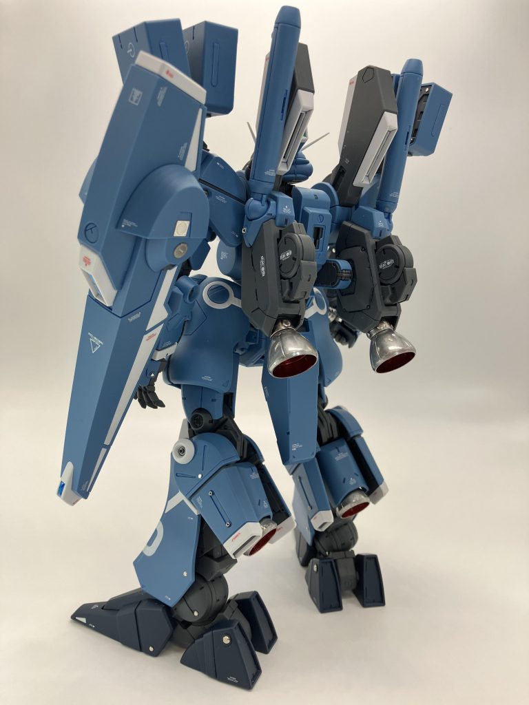 背面もなかなかの迫力、大きめのバーニアはガンダムマーカーのメッキシルバーで😊