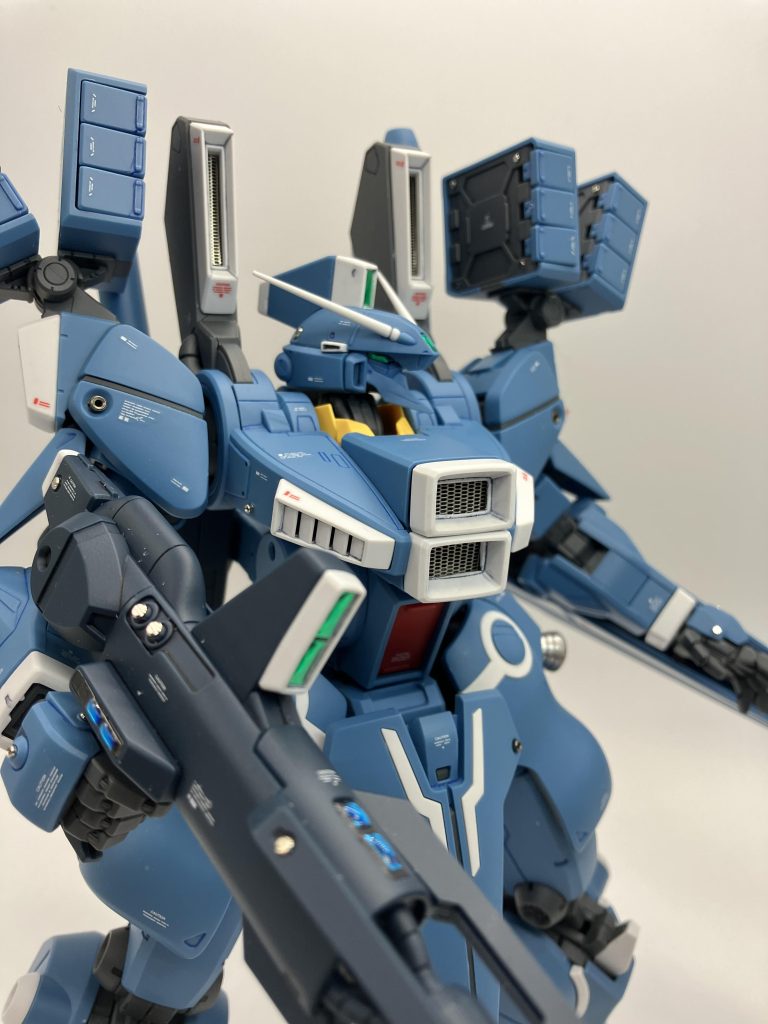 センサー部分は頭部、ビームライフル、シールドブースターと多く、付属のシールにレジン液をドーム状、💎ジュエルっぽく塗布💅