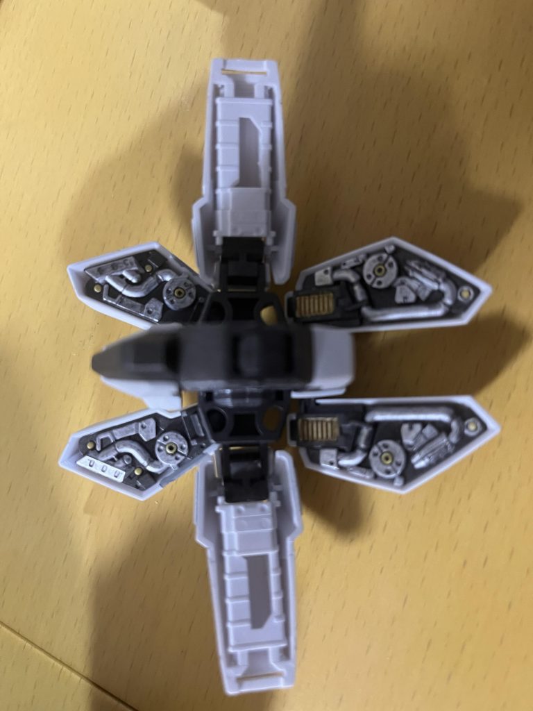 スカート裏の色分けはミスターホビーマーカーで。内部フレーム含め、細かい塗り分けに重宝しました。