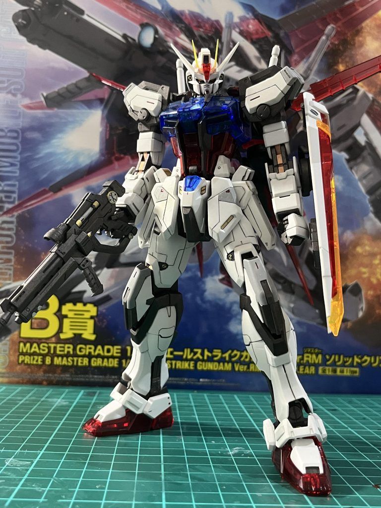 クリアパーツは光沢に、それ以外はつや消しにしました。一部にスジ彫りを追加して、色分け。加工したのは顔のマスク部分を短くし、トサカ後部の形状を変えたぐらい。