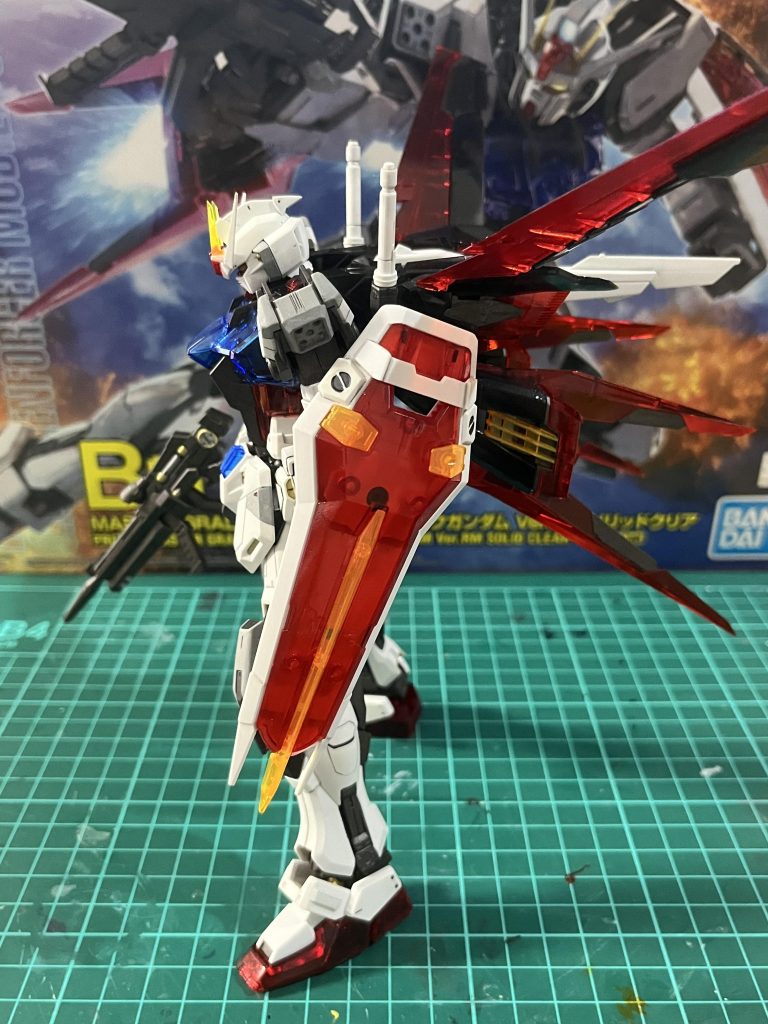 流石MG、エールストライカーを着けてもしっかり自立します。