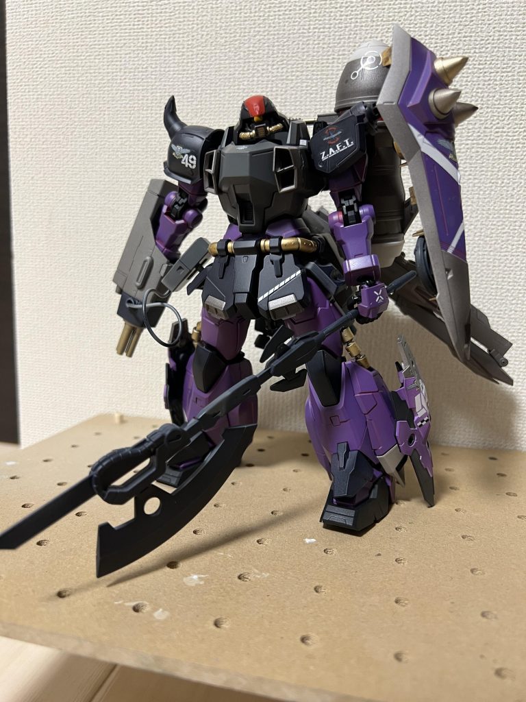 アピールポイント1自作武器と追加武器のミキシング向かって左のガトリングはf90のミッションパックから移植してます。元のカラーリングは緑だったのですが、落ち着いた色に纏めたので違和感なく落とし込めたのかなと。向かって右の武器はジャンク品をかき集めて作りました。また、先端の部分はプラ板を単に差し込んだだけですがまぁかっこいいかなと。