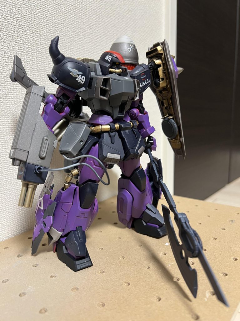 アピールポイント2カラーリング冒頭にも書いた通りカラーはドムのカラーから取りました。元のドム自体がゴツくて、強いイメージだったのでめちゃくちゃイメージに沿ったものになりました。差し色は紫に合うカラーということで、白を使ってます。シールドの部分の白はアルティメットホワイトを重ね塗りして発色させました。マスキングも上手くいって満足。このアングル好きです。