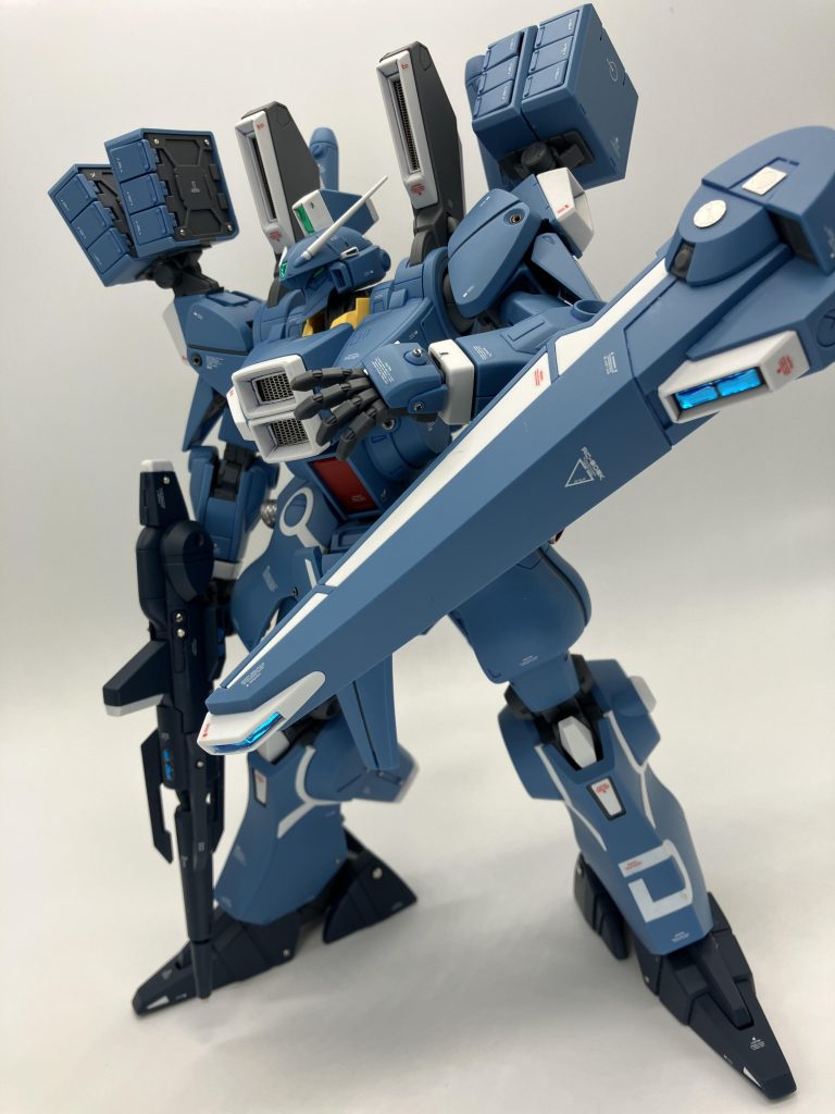 センサー類は蛍光塗料や蛍光素材を混ぜたクリアーで仕上げる技法もありますが、明るい部屋でも蛍光灯やスポットライトを集光するシール+レジン液塗布がお手軽でオススメですね😆