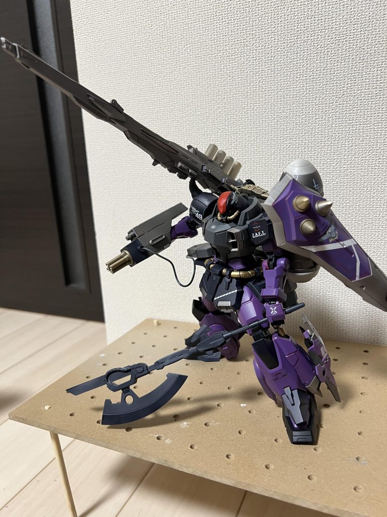 雑にポージングさせてもかっこいいのは元のキットがかっこいいからですね。素晴らしあ〜ちなみに大砲は無改造でもいいかなと思いましたが、なんかゴツさが欲しかったので、RGHi-νガンダムのハイパーメガバズーカの一部(タイタニックの煙突みたいなやつ)を持ってきました。イメージ通り。