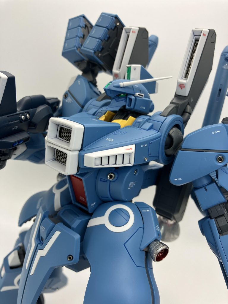 ゼータの系譜を感じるガンダムフェイス、見事に悪役顔ですが、ファラクトみたいにチンガードの下にシン・ガンダムフェイスあるんじゃないかって🤔