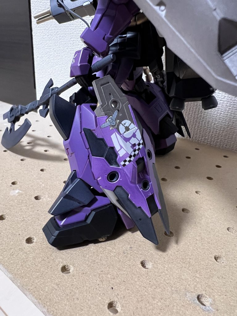 アピールポイント3デカール今回も前作と同様にデカールを向かって左肩から向かって右足にかけて配置してます。特に足部分のブースターには思い思いのデカールを貼りました。ちなみにこのブースターは30mmのキットから持ってきてます。カッコいい😎