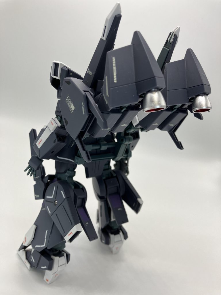 バーニアはガンダムマーカーのシャインシルバー、控え目な主張でイイ仕事してますね👊ラックの腕は本来は表裏逆の取り付けが正しいのですが、なんとなくホワイトを少なくしたかったので😚