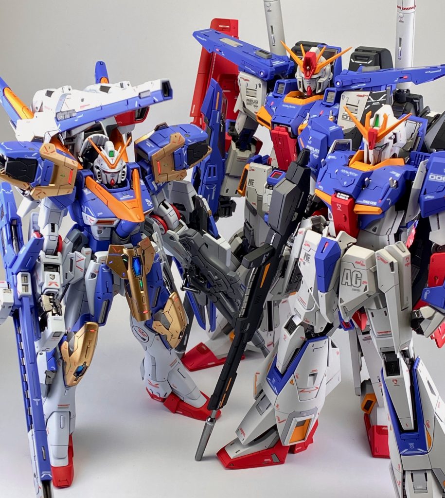 おまけ。ver.kaガンダムが3機目になったので、集合写真を撮ってみました。密度が…。