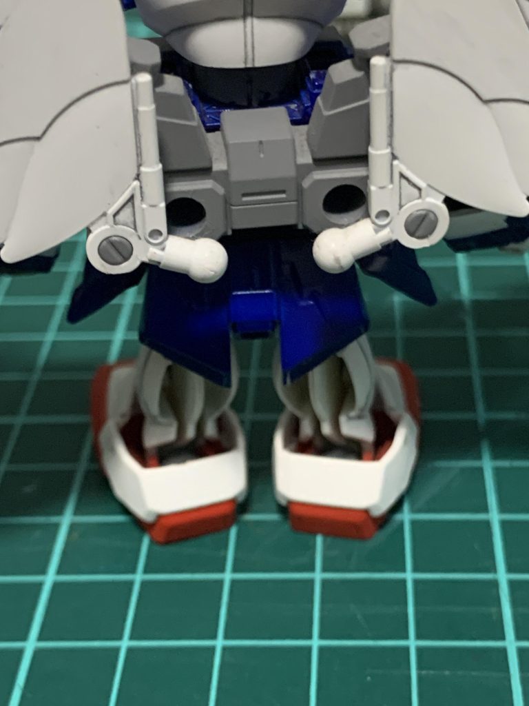 肉抜き部分をパテやプラ板で埋めることを知らずにそのままです。