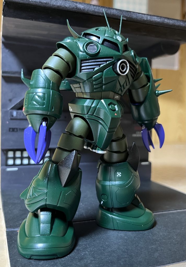 ドズルのイメージが『逞しい』だったので、装甲に筋肉繊維のレリーフを施しました。