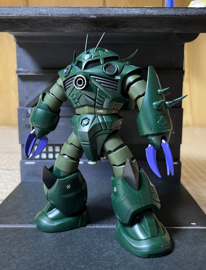 肩の延長と、腕の装甲と棘はエポパテで作りました。初めての工作だったので、柔らかいうちからヤスリをかけて金属のヤスリの目詰まりが取れなくなってしまいました。