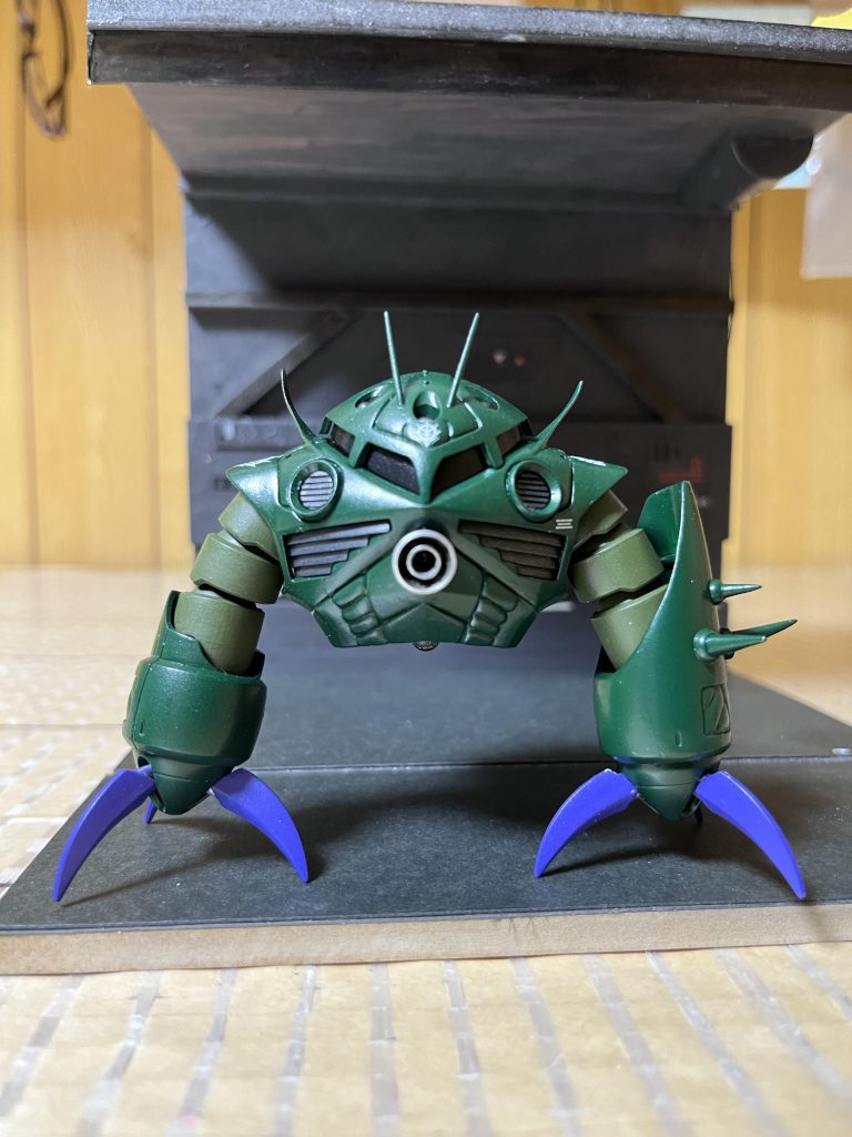 ビグ・ザムに1番近いショットです。レリーフ加工時にプラスチックの粉を大量に吸って、エポパテの工作で粉を大量に吸って、仕上げのスプレーを大量に吸ったので、肺が重たい気がします。 