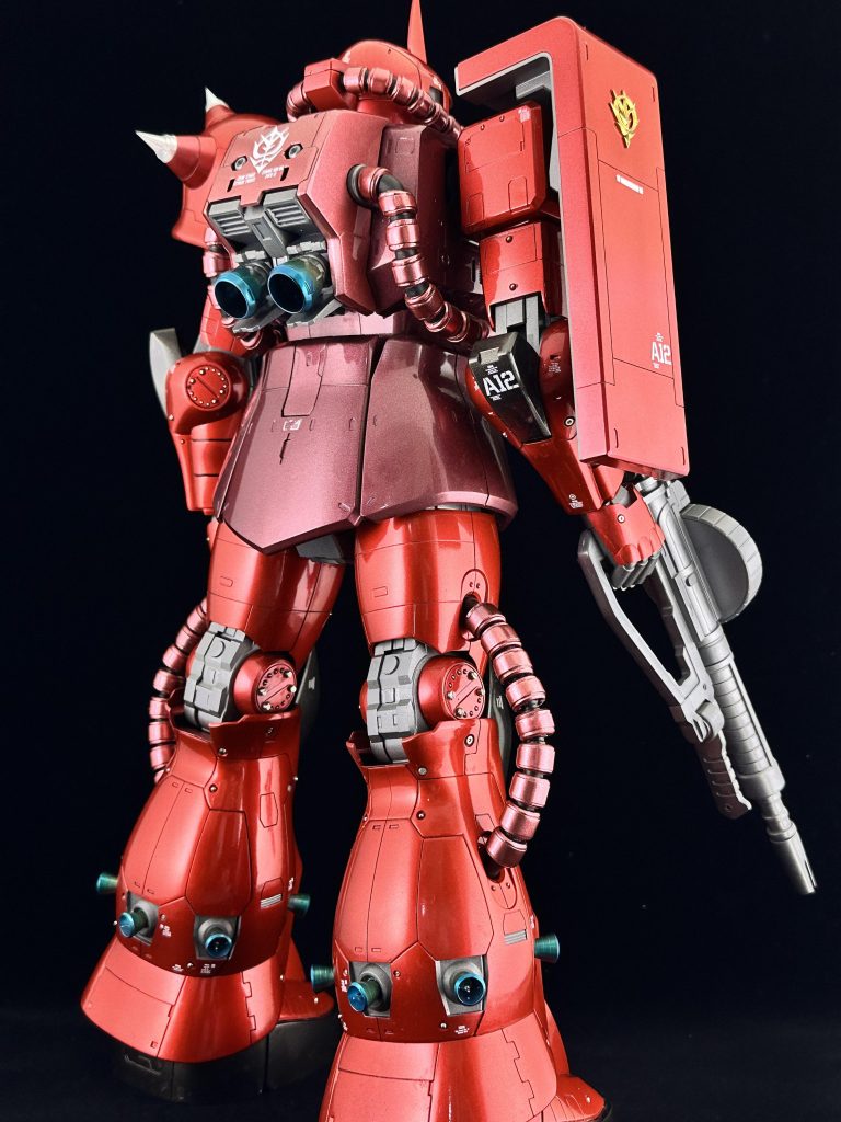 背部。プロポーションとディティールは文句なしなのですがクソデカ合わせ目に悩まされて非常に時間がかかりました。基礎工作以外に手を加えたのは以下の通り。・モノアイに電飾・各部メタルパーツ・ふくらはぎバーニア増設・足首シリンダー新造